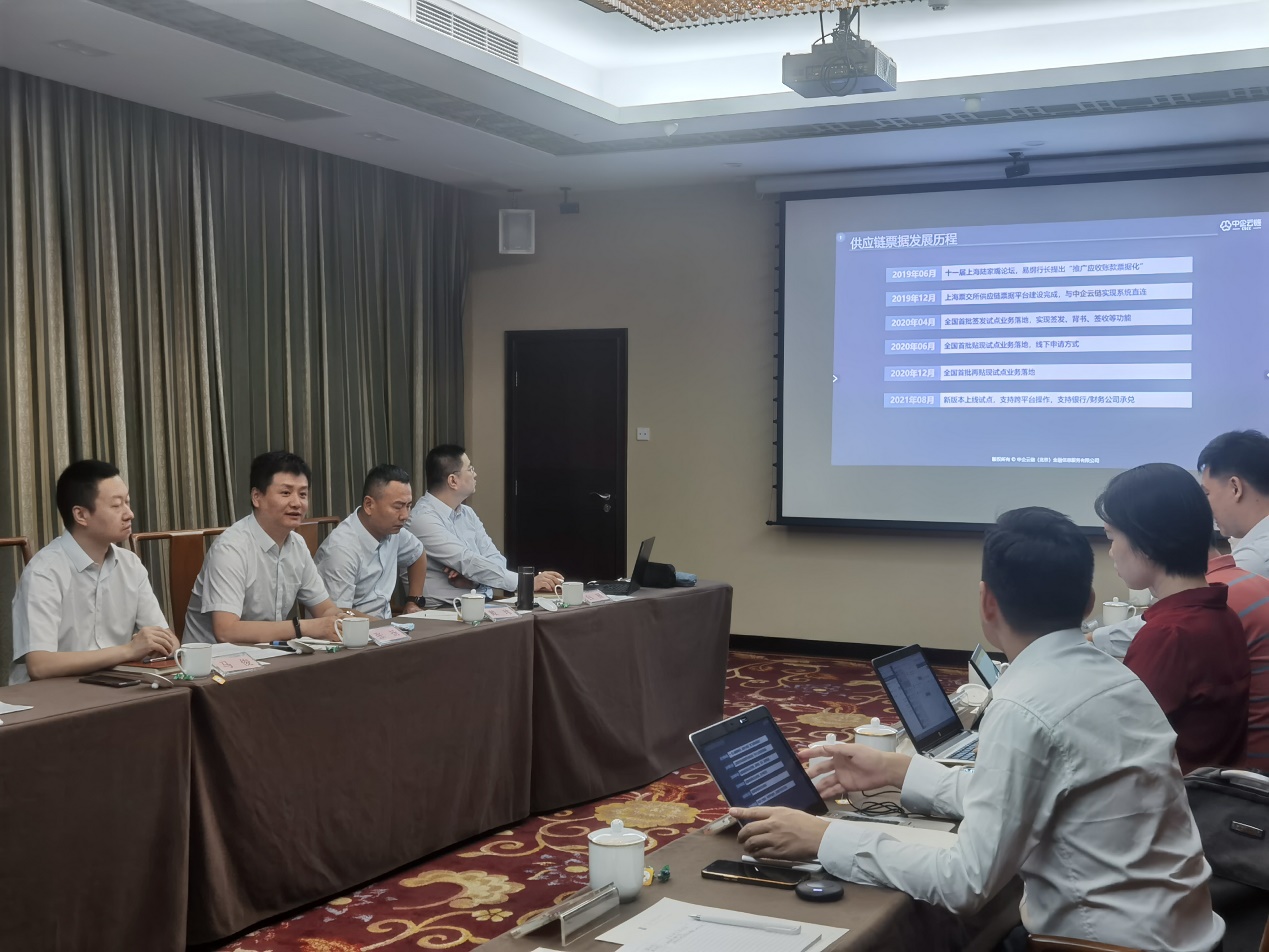 会议室里的人们描述已自动生成 会议室里的人们描述已自动生成